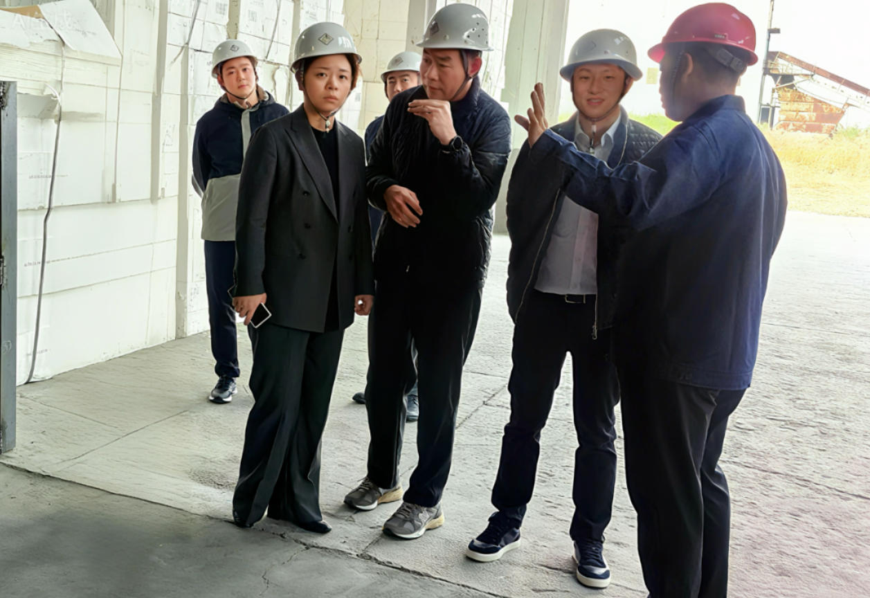 ������ʱ������ί��ǡ����³���һ�и�ɽ����ï���ָ��